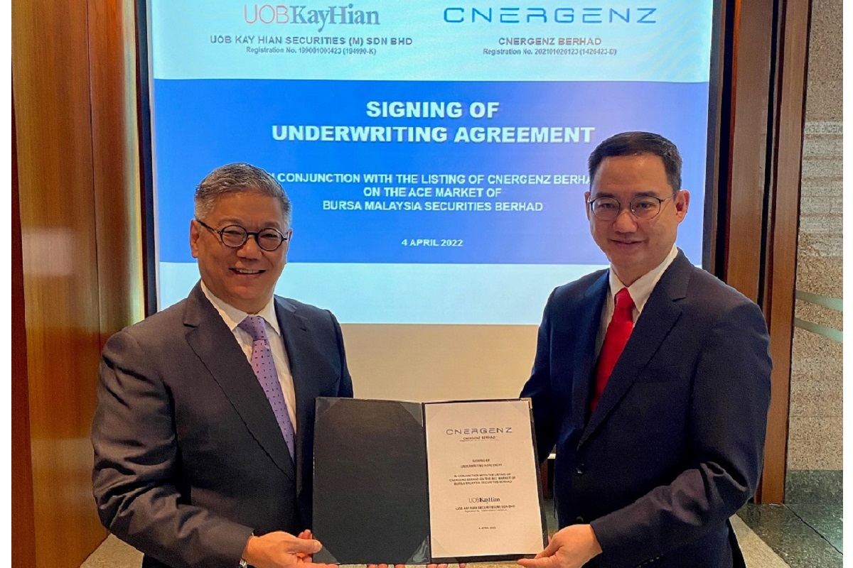 UOB Kay Hian Securities (M) Sdn Bhd chief executive officer (CEO) David Lim (left) and Cnergenz Bhd CEO Lye Yhin Choy at the underwriting agreement signing ceremony on Monday (April 4).